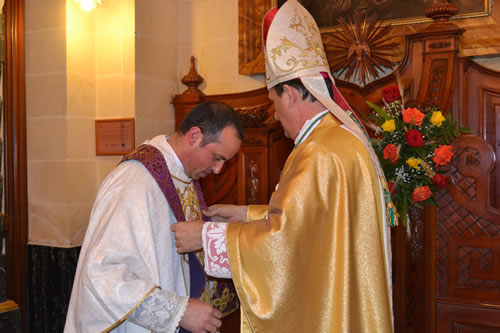 DSC_0198 Putting on the penitential stole