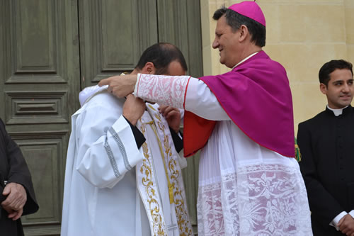 DSC_0040 Bishop puts stole on Fr Charles shoulders