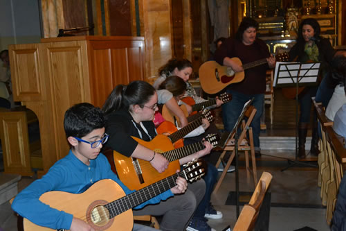 DSC_0525 Guitar Group animating the singing