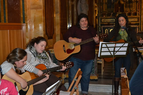 DSC_0527 Guitar Group animating the singing