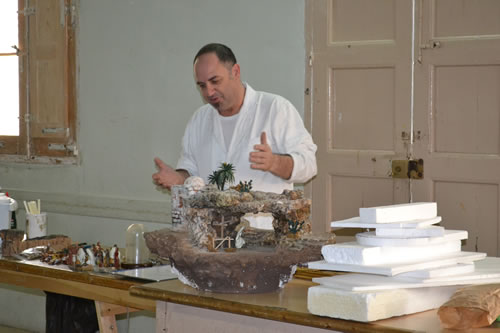 DSC_0079 Paul Stellini showing a small crib