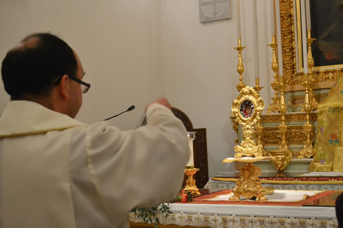 DSC_0098 Incensing the Relic of the Saint