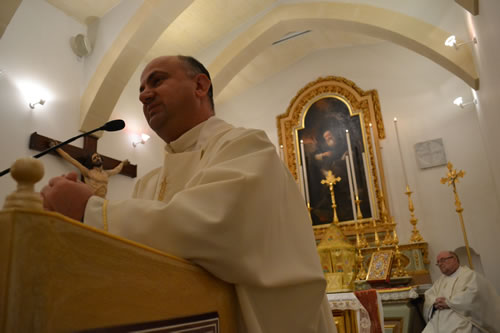 DSC_0001 Rector welcomes the congregation