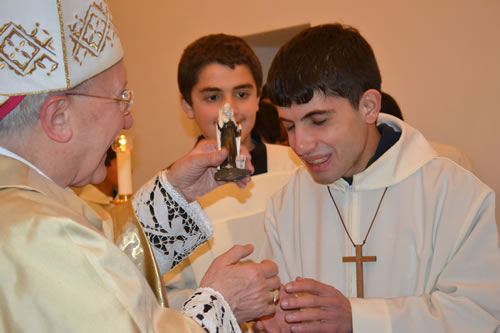 DSC_0189 Altar boys presenting a statuette of the Saint