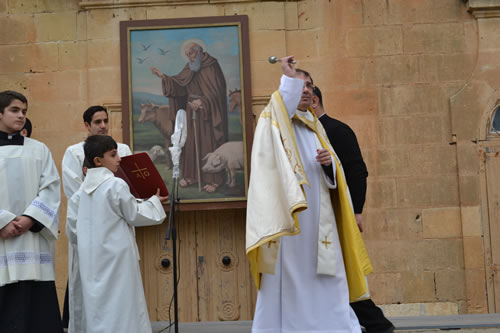 DSC_0050 Blessing man and horse