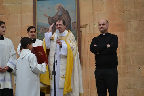 DSC_0047 Archpriest reciting prayers