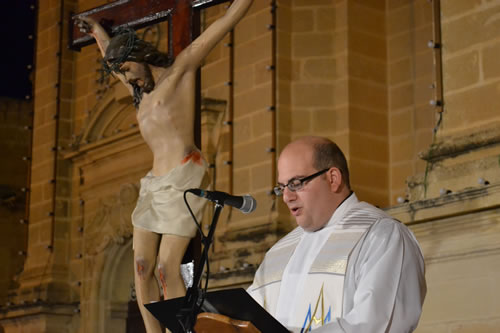 DSC_0026 Fr Mark Bonello reading from the Bible