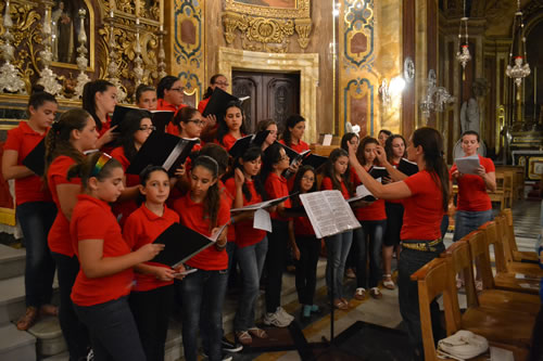 DSC_0007 Choir Voci Angeliche animaing the singing