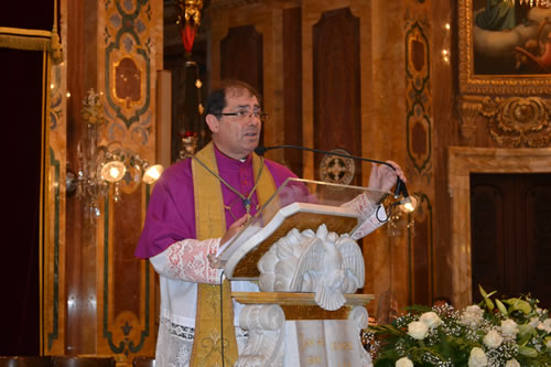 DSC_0032 Archpriest welcoming Xaghra emigrants