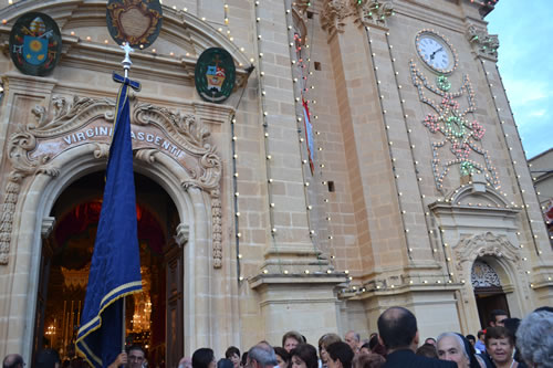 DSC_0034 Procession starts leaving the Basilica