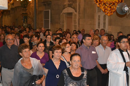 DSC_0130 Faithful reciting the Rosary