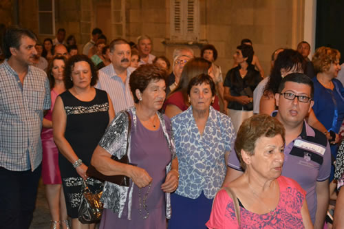 DSC_0136 Faithful reciting the Rosary