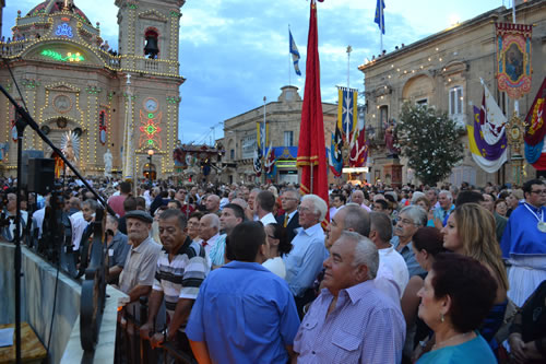 DSC_0061 Crowd follows attentively the hymn