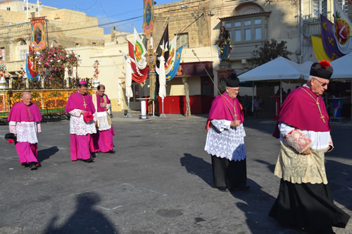 DSC_0008 Accompanying Bishop to Basilica