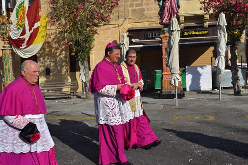 DSC_0006 Accompanying Bishop to Basilica