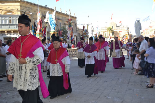 DSC_0010 Accompanying Bishop to Basilica