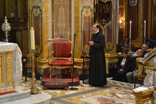 DSC_0030 Reciting the Via Crucis