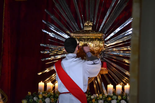 DSC_0100 Deacon retrieves the Blessed Sacrament from the Sepulcre