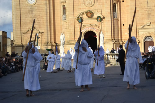 DSC_0139 Carrying crosses in votive fulfilment