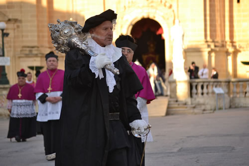 DSC_0279 Mace bearer