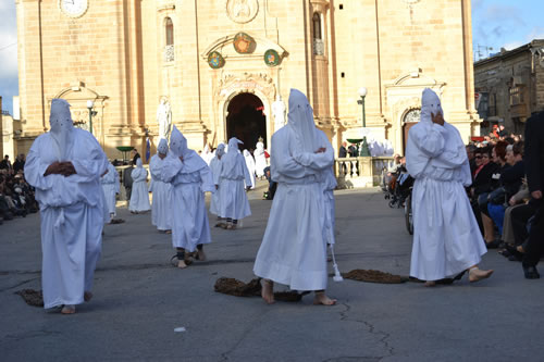 DSC_0143 Chain bearers in votive fulfilment