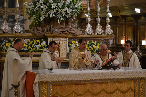 DSC_0204 Consecrating the bread