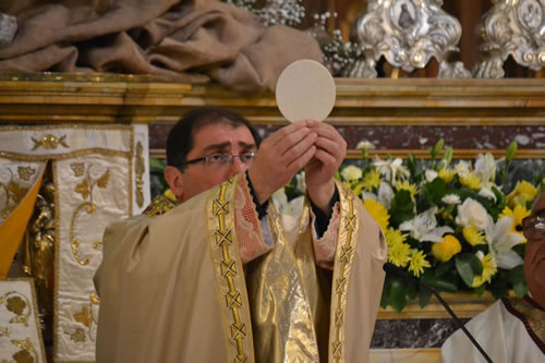 DSC_0205 Elevating the Holy Eucharist