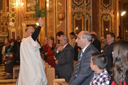 DSC_0170 Sprinkling Holy Water on the Congregation