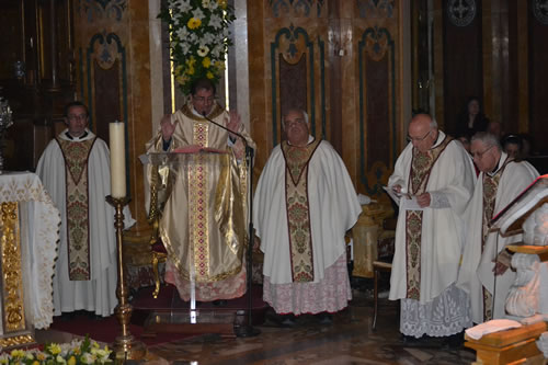 DSC_0070 Archpriest with prayers