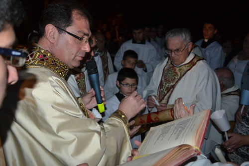 DSC_0014 Emedding grains of incense on the Paschal Candle