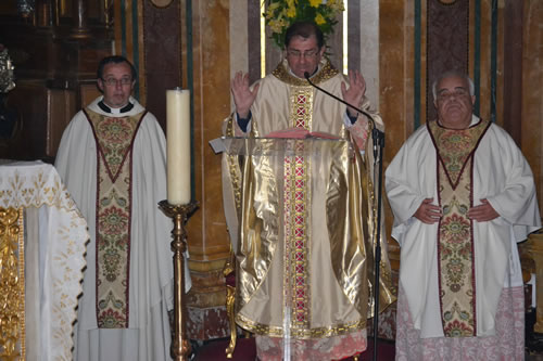 DSC_0059 Archpriest with prayers