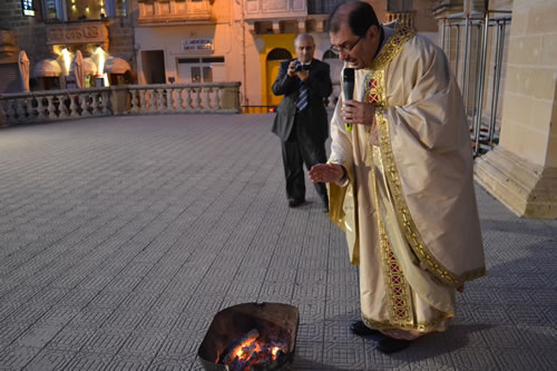 DSC_0007 Archpriest blesses the New Light