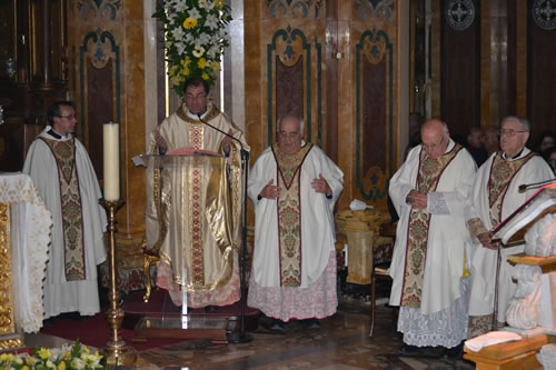 DSC_0075 Archpriest with prayers