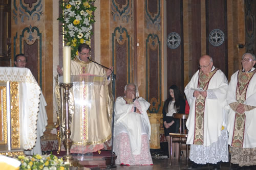 DSC_0050 Archpriest with prayers