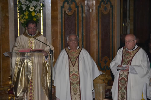 DSC_0064 Archpriest with prayers