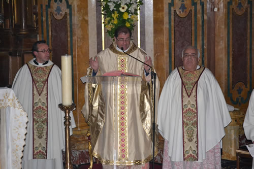 DSC_0067 Archpriest with prayers