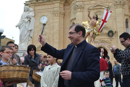 DSC_0031 Archpriest sprinkles Holy water on figolli