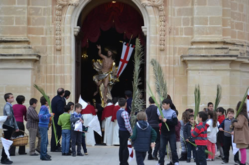 DSC_0019 Statue of triumphant Christ leaves Basilica