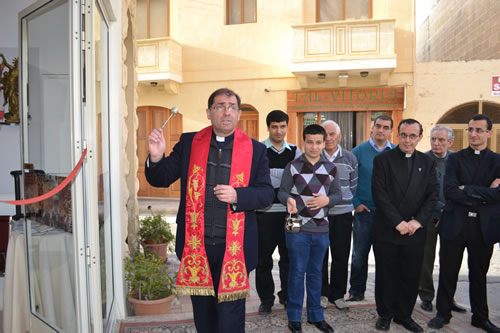 DSC_0008 Archpriest sprinkles Holy water on the exhibition