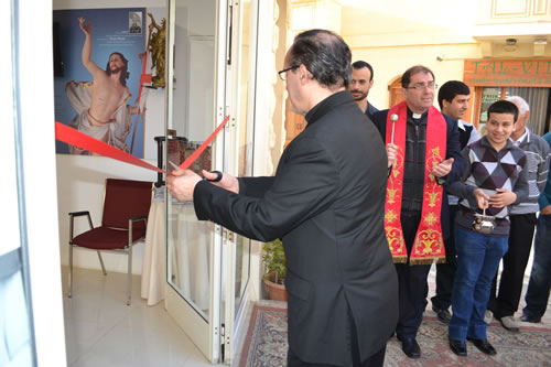 DSC_0009 Fr Joseph Bajada cutting the ribbon