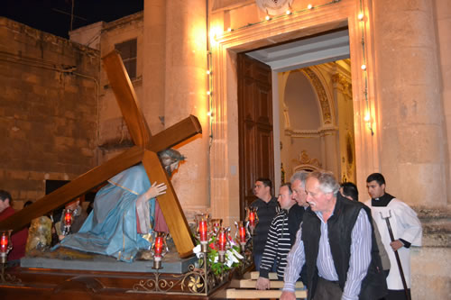 DSC_0168 Statue of the Redeemer leaves the Church