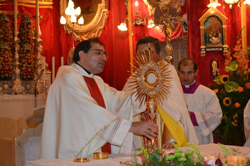 DSC_0757 Removing the Holy Host from the monstrance