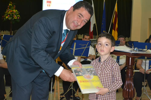 DSC_0436 Mayor presents books to a Kinder student