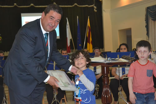 DSC_0422 Mayor presents books to a Kinder student