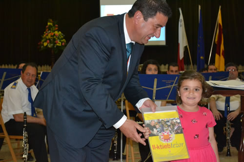 DSC_0434 Mayor presents books to a Kinder student