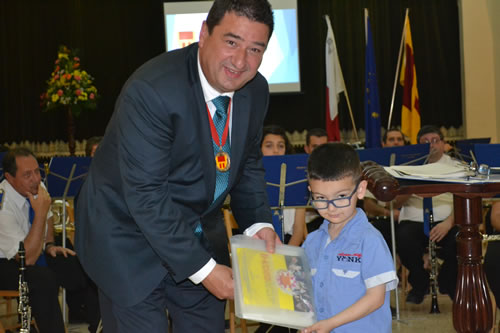 DSC_0423 Mayor presents books to a Kinder student