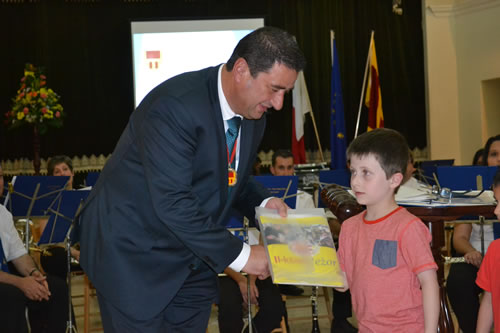 DSC_0424 Mayor presents books to a Kinder student