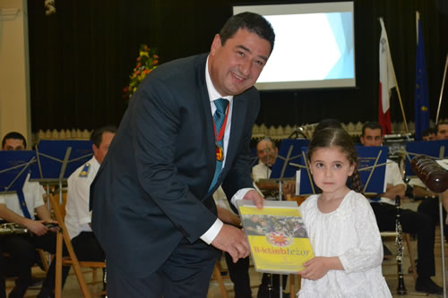 DSC_0429 Mayor presents books to a Kinder student