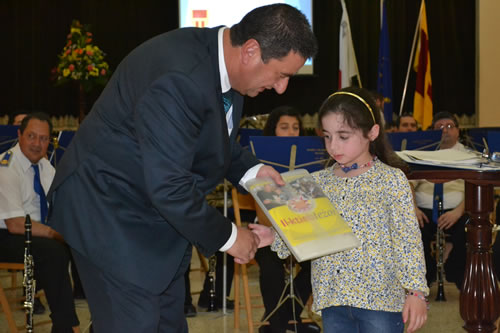 DSC_0432 Mayor presents books to a Kinder student