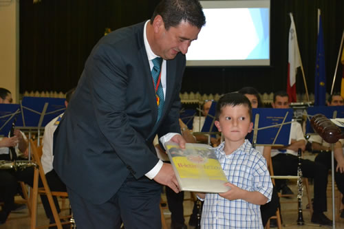 DSC_0427 Mayor presents books to a Kinder student